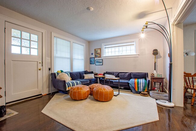 4934-4936 Davenport Street - 4934-4936 Davenport Street Apartment Unit 4936 Davenport Street