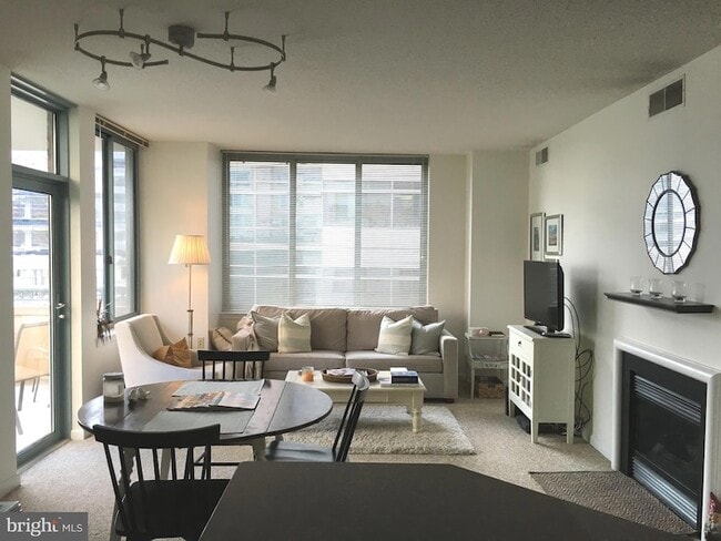 Building Photo - 851 N Glebe Rd Unit 419