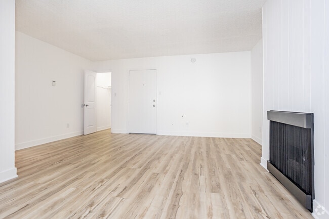 2BR, 1BA - 986SF - Living Room