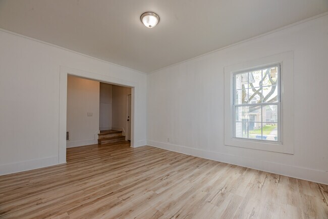 Photo - 575 Woodbine Ave Unit #3