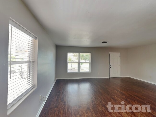 Photo - 1481 Falmouth Ave