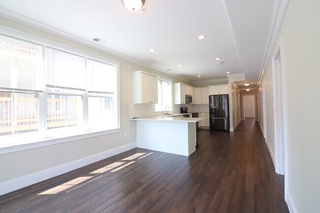 Photo - 140 Minden St Unit 2