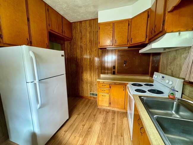 Photo - **COMING SOON** 3 bed 2 bath house in south central Lincoln.