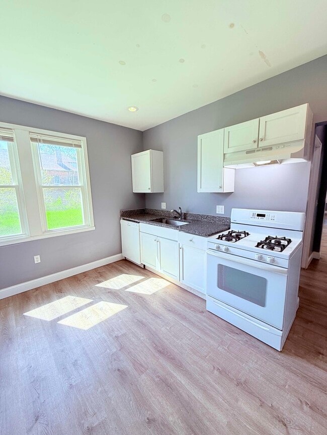 Photo - 3 Bed, 1 Bath Home with Modern Amenities / Vouchers Accepted / Available Now!