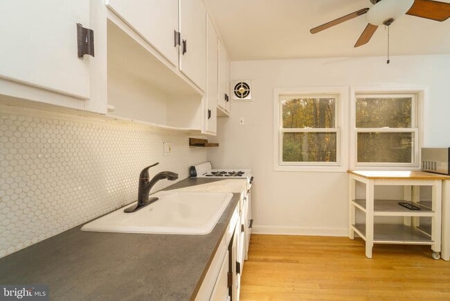 Photo - 4400 Garrett Park Rd