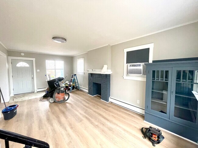 Photo - 1301 Straka St