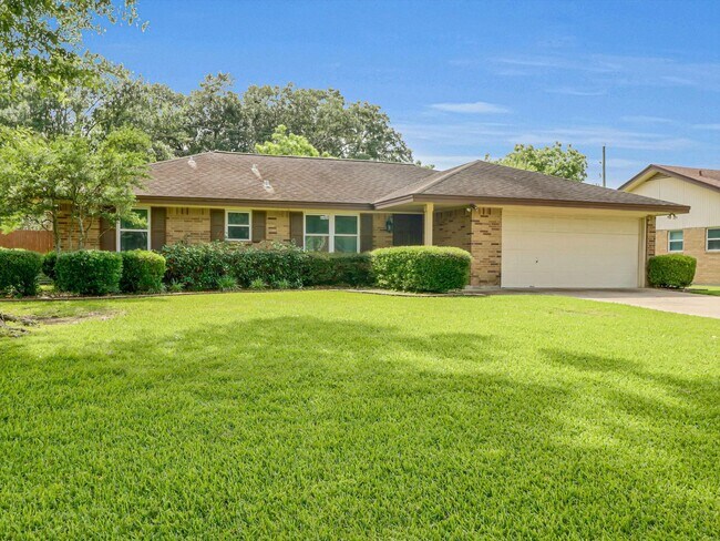 805 Bluebonnet Ln
