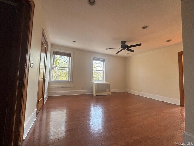 Photo - 837 White Plains Rd Unit 3E