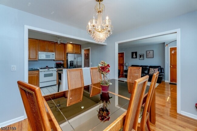 Photo - 887 Hobson St