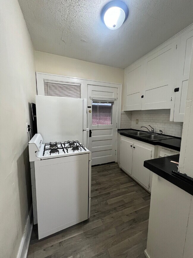 Photo - 1 Bedroom, 1 Bathroom Historical Apartment for Rent! Unit #4