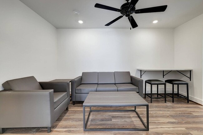 Photo - 2419 Shakespeare St