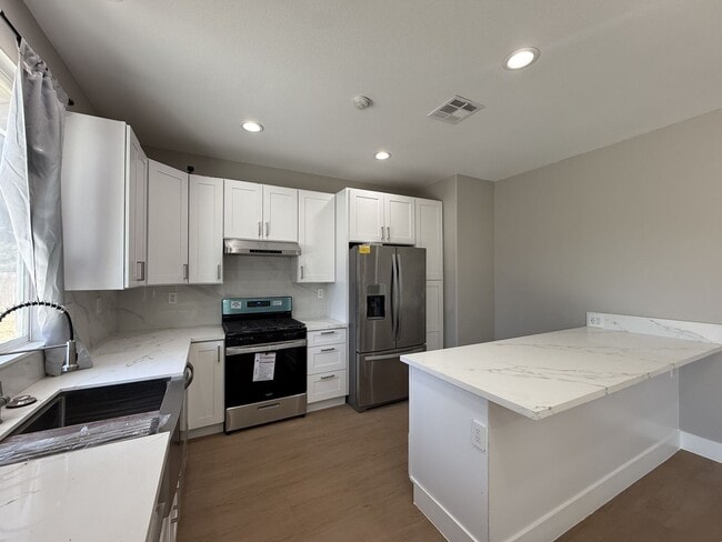 Photo - Lancaster Remodeled 3 bedroom - Available Now! Unidad 1786