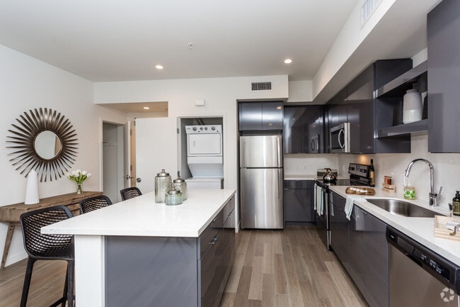 2BR, 2BA - 1087 SF