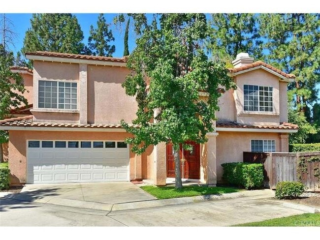 Plaza de aparcamiento privada al aire libre junto a la entrada principal. - 915 W Arrow Hwy Unidad 5