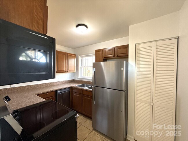 Photo - 1928 Russell Ave