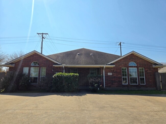 Building Photo - College Station - 3 bedroom / 3 bath - duplex with fenced yard and washer/dryer.