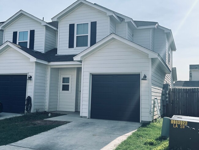 Building Photo - 3BD 2.5BA Townhome near 410 and I-35
