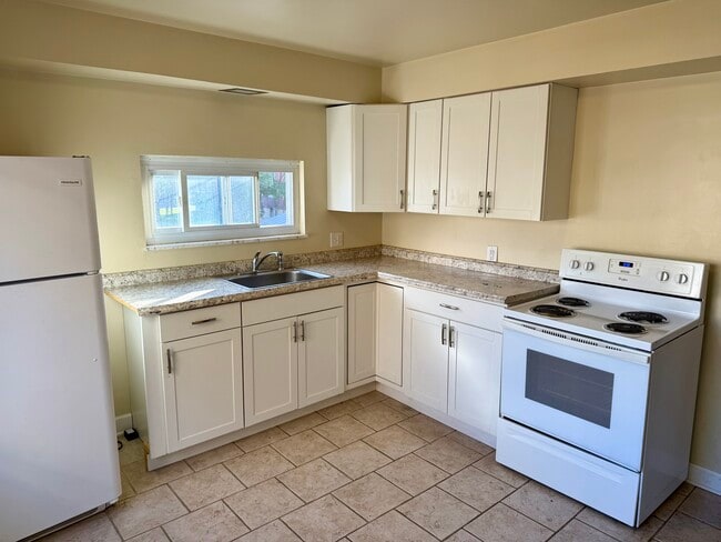 Building Photo - 338 Russellwood Ave Unit 2 Rental
