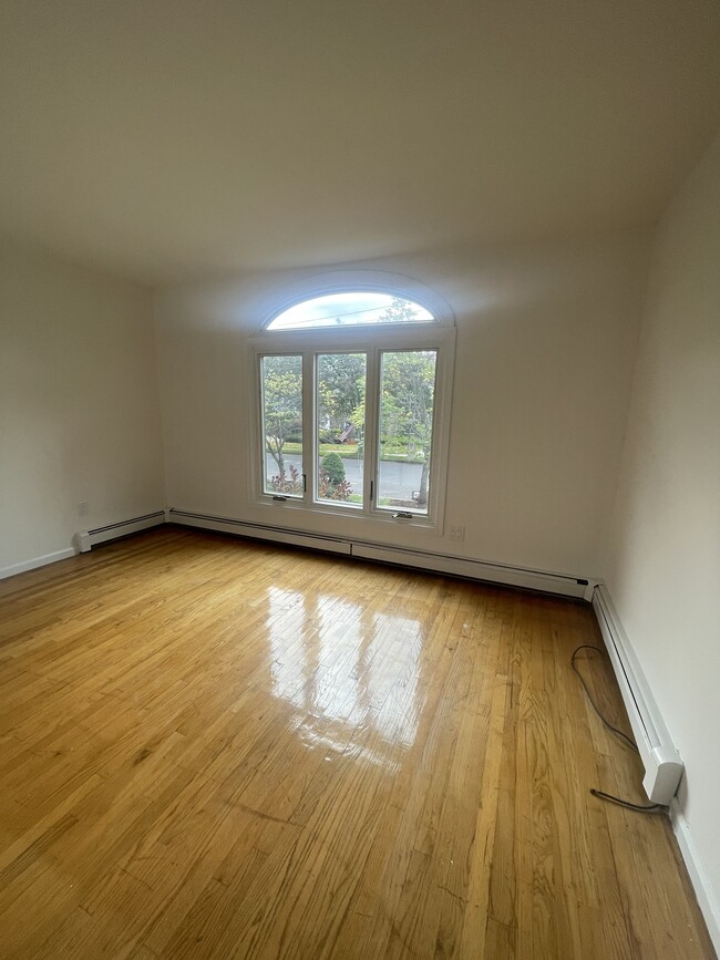 Building Photo - 111 Radigan Ave Unit 1