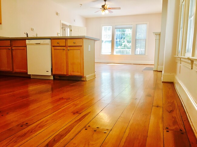 Cocina con electrodomésticos modernos, luz natural y acceso abierto al comedor y la sala de estar. - 1937 Fairfield Dr Unidad A
