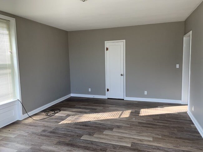 Living room - 1002 S National Ave Unit apt 3
