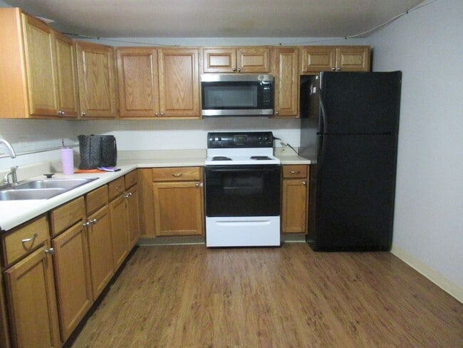 Building Photo - Spacious 3 bed/1 bath basement unit availa... Rental