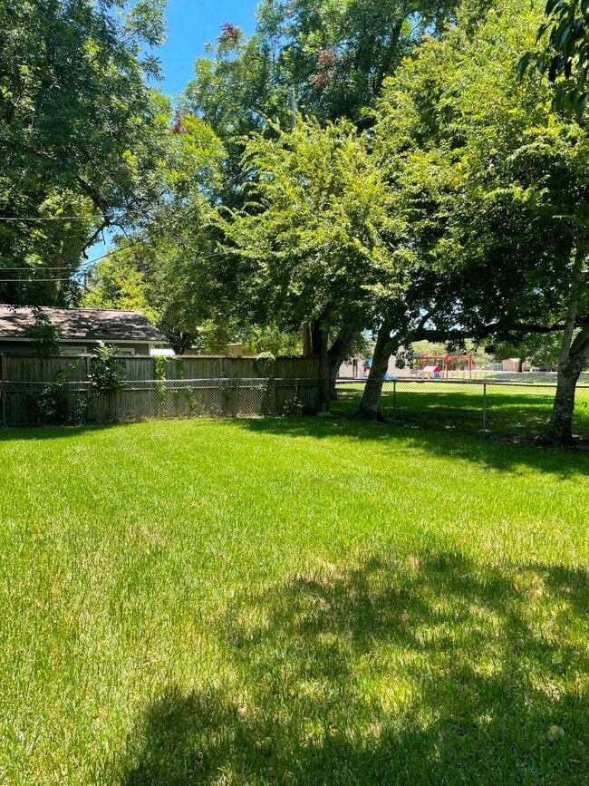 Photo - 502 Breezy Ln