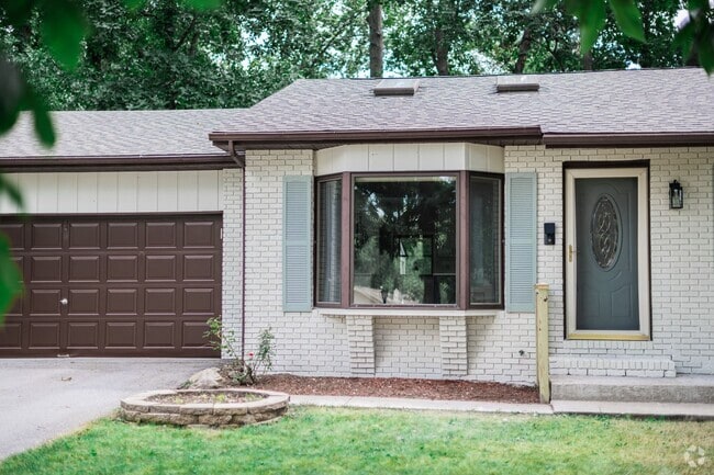 Building Photo - 3 bed 2 bath Home in Lakes of the Four Sea...