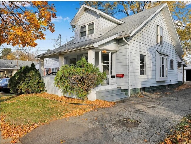 Photo - 405 E Hodge Ave