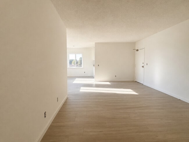 Pisos, pintura y encimeras completamente nuevos. - Western Serrano Ave Apartments