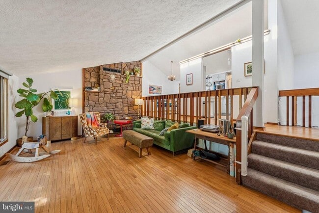 Photo - 1684 Chain Bridge Rd