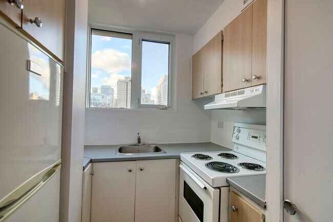 Building Photo - 1975 Maisonneuve Blvd W Unit 306