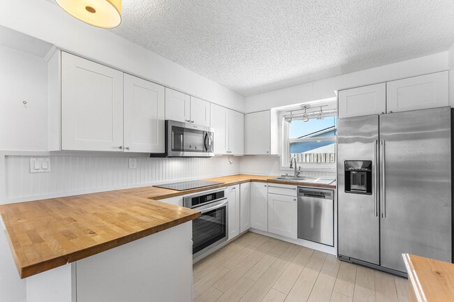 Building Photo - 7643 Overlook Rd