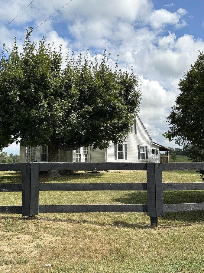 Photo - 585 Patterson Rd