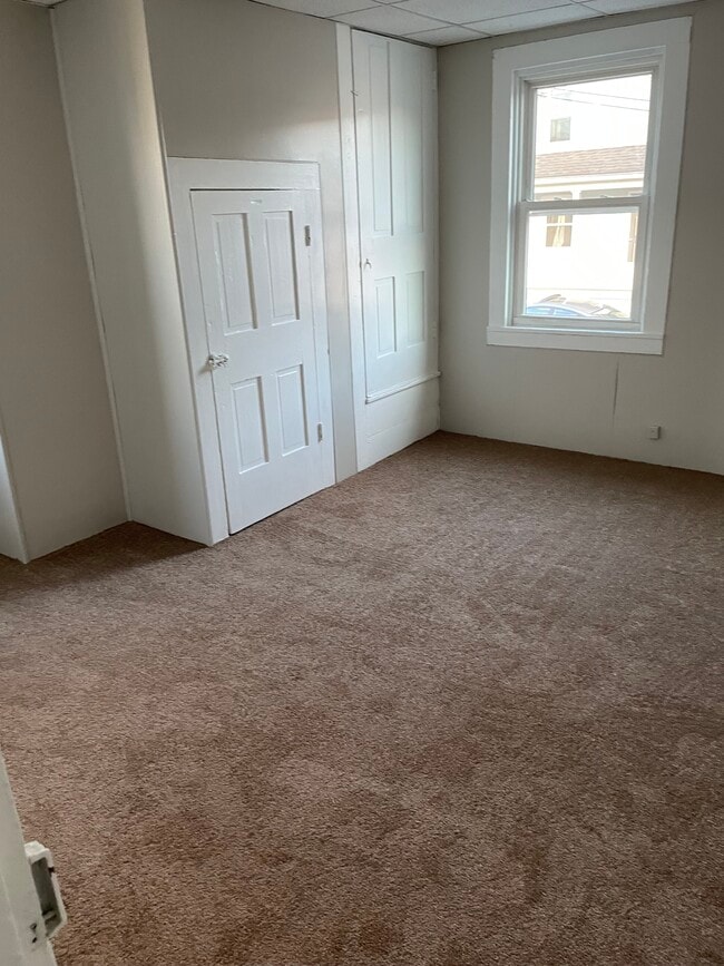 Photo - 305 N 3rd St