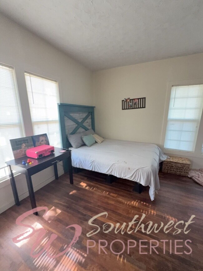 Photo - 1 Bedroom I 1 Bath Apartment in Multi-Unit Complex Designed to Look Like a House Unit 5