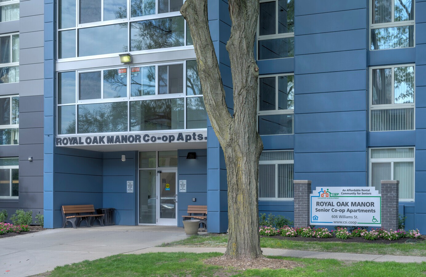 Entrada principal - Royal Oak Manor Co-op