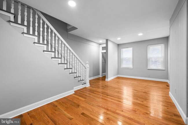 Photo - 1011 W 5th St