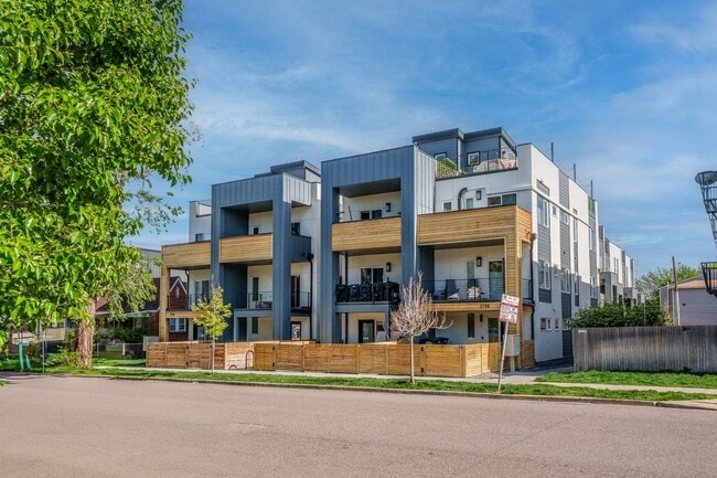 Building Photo - Charming 2BR Townhome in Denver