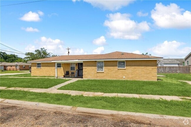 Building Photo - 4701 Rosemont Pl Rental