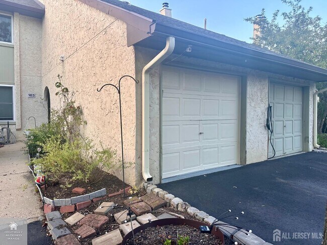 Photo - 163 Thoreau Dr