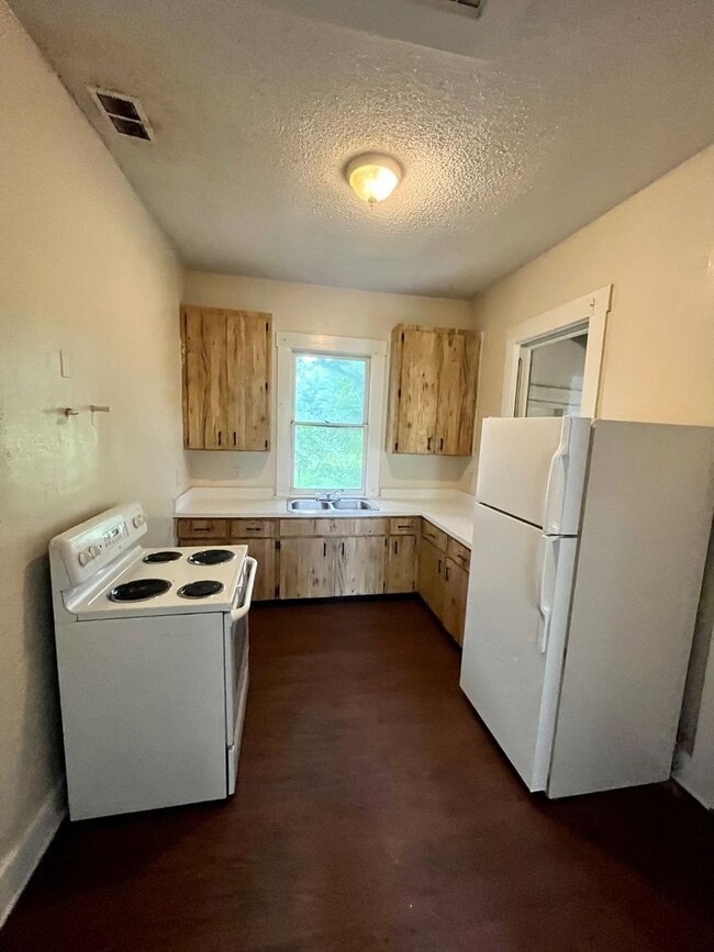 Photo - NICE 3BR/1BA Lakeland Home w/Large Covered Porch. NO APPLICATION FEE!