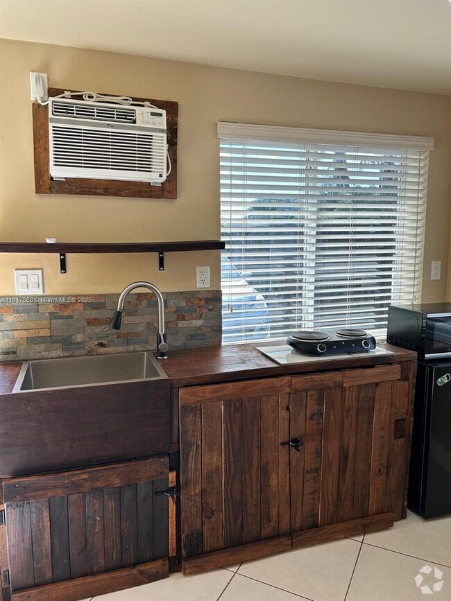 Building Photo - 1301 N 58th Ave Unit 1 Rental