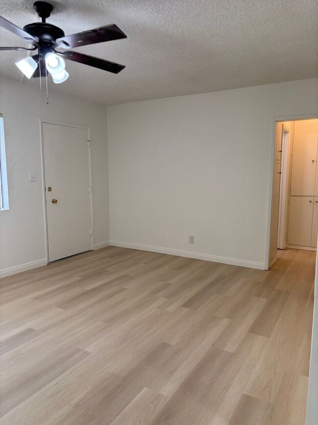 Photo - One Bedroom in Los Angeles with Swimming Pool Available Now! Unidad C