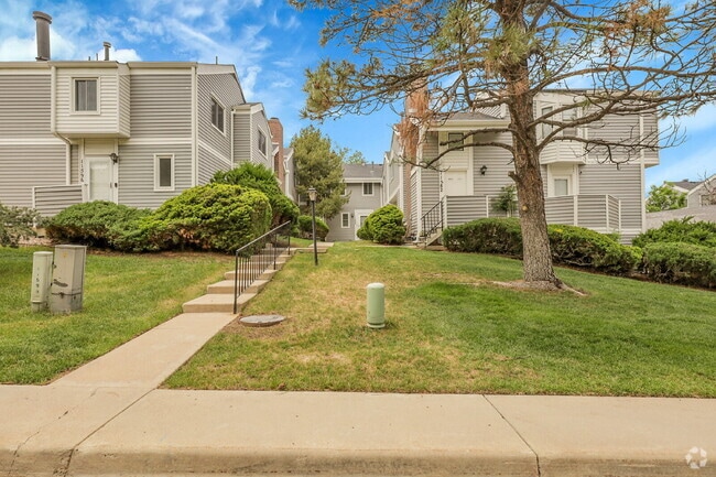 Building Photo - $2,600 - 3 Bed, 1.5 Bath Condo in Aurora w...