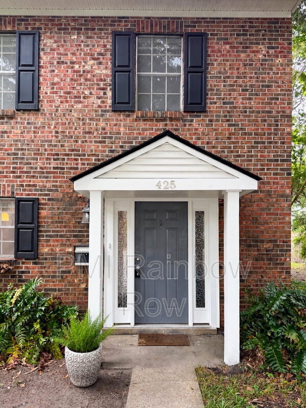 Building Photo - 425 Carriage Ln