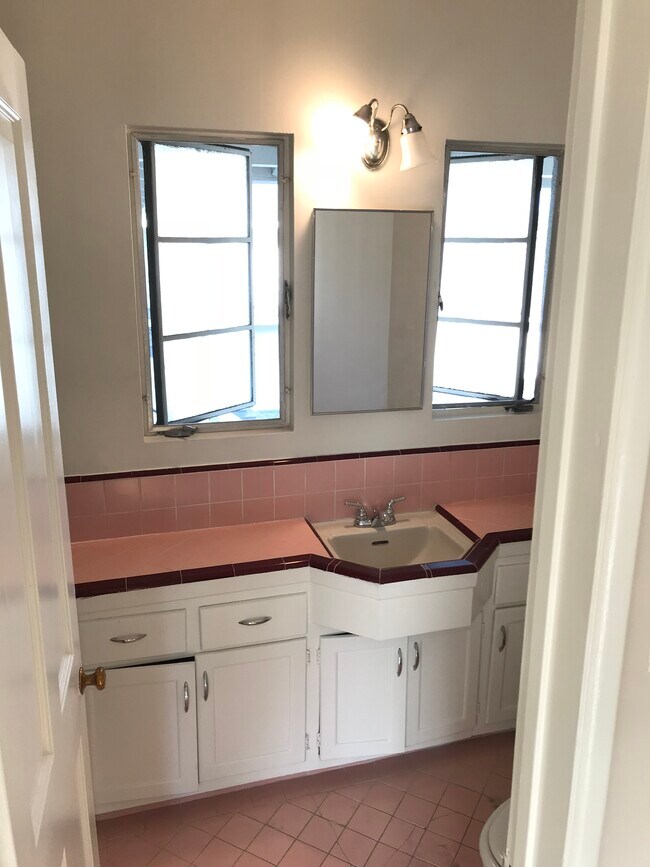 Bathroom - Garwood Manor Los Feliz