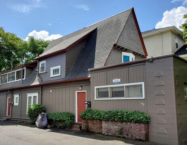 Building Photo - 1135 & 1135 1/2 Mill St.