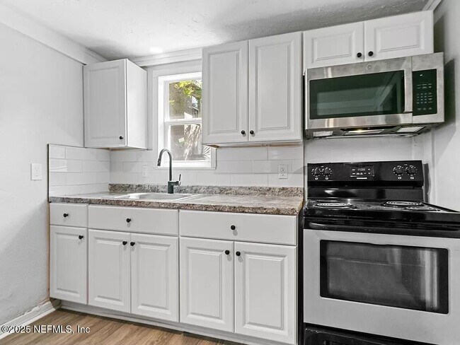 Photo - 1424 E 25th St