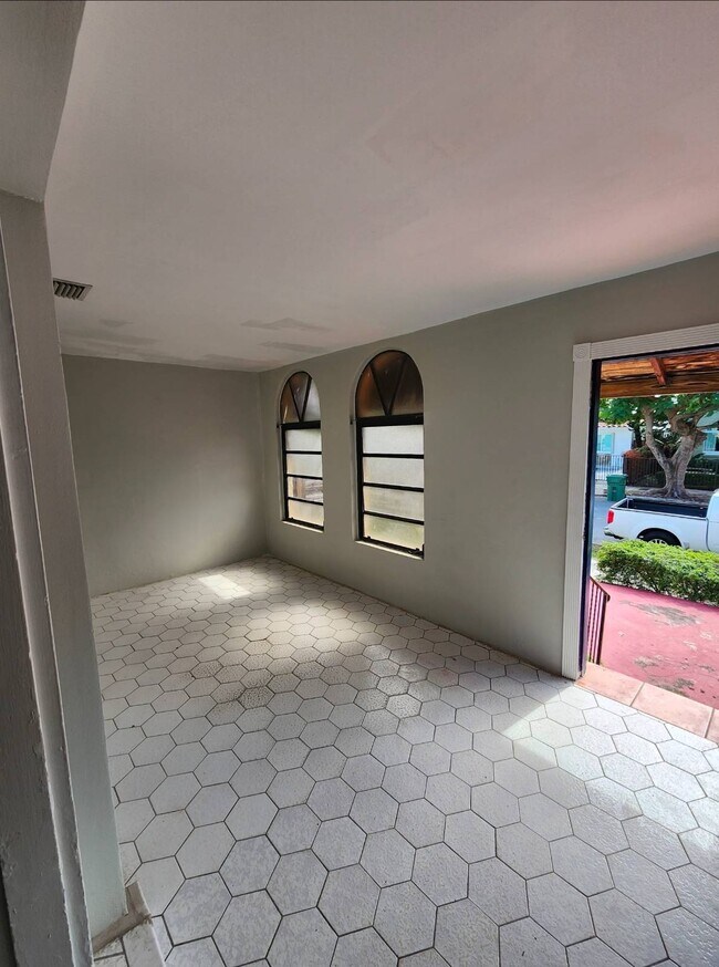 Photo - 2369 SW 17th St